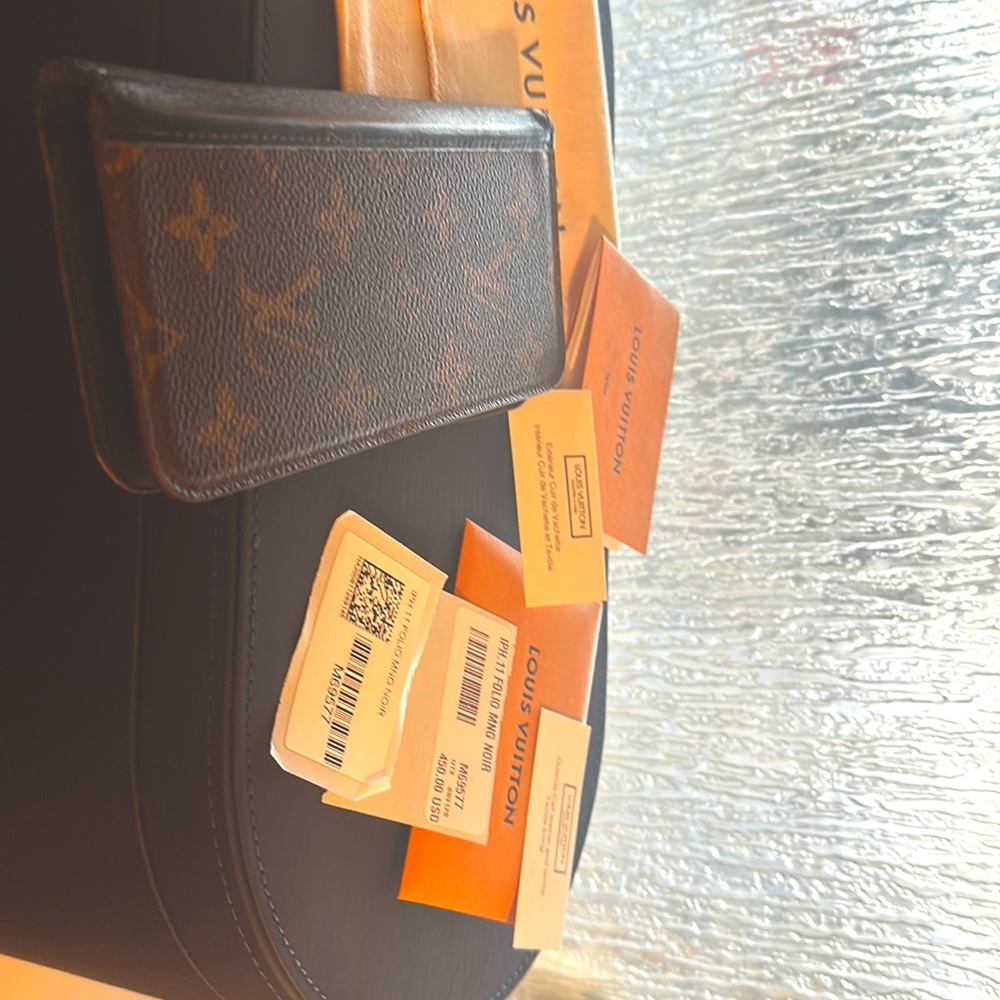 Louis Vuitton IPhone 11-12 Folio Ming Noir. Good condition
